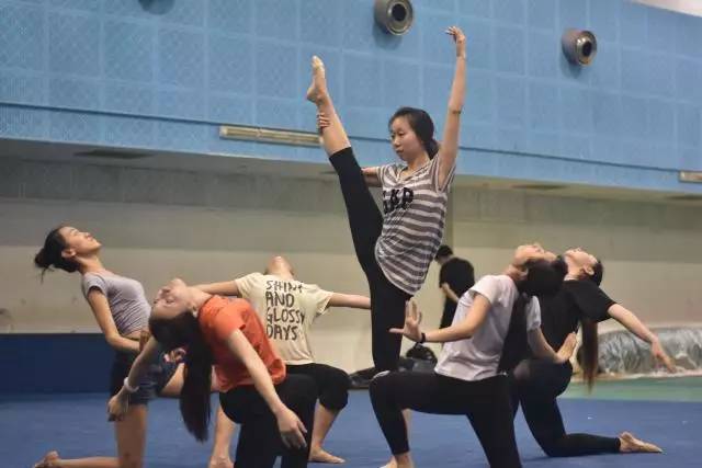 老哥俱乐部-老哥必备的交流社区