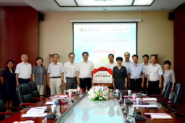 老哥俱乐部-老哥必备的交流社区