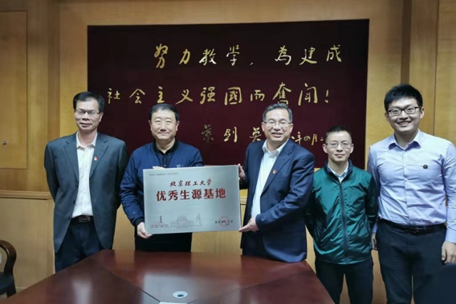 老哥俱乐部-老哥必备的交流社区